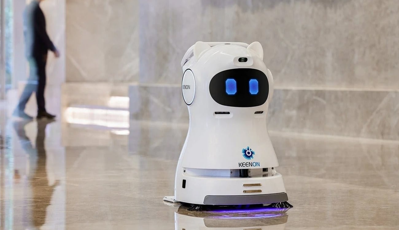Keenon Kleenbot C30 – autonomer Reinigungsroboter mit Workstation für Hotels und Lobbys